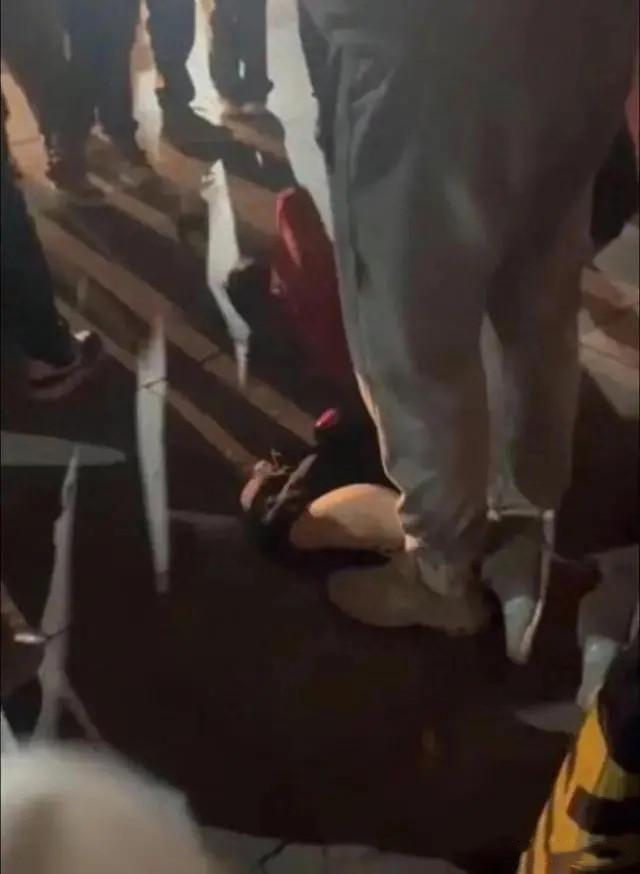 一男子男扮女装潜入女生浴室被当场抓获而警k1体育app方的回应让k1体育平台人意外(图2)