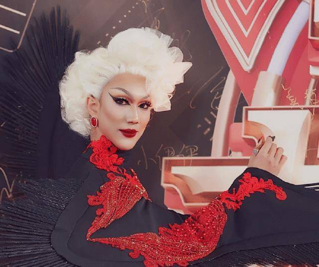 k1体育app别再嫌女装的韩美娟丑了？当他卸掉浓妆换上白色西装帅成王子！k1体育平台(图1)