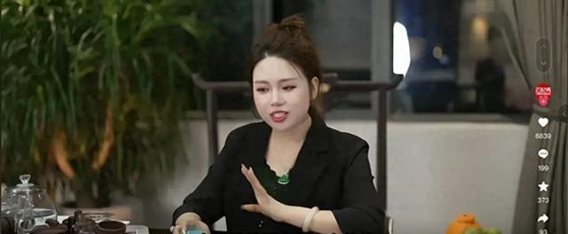 k1体育平台女装颠覆传统美！90后女老板专招140斤以上主播用实力创造大码品牌k1体育app(图1)