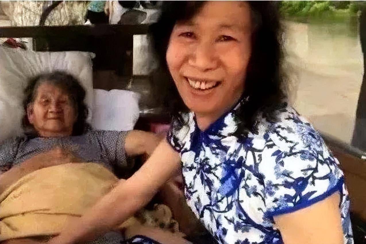 广西怪大叔“男扮女装”20多年携母卖艺网友：他才是真男人！k1体育app(图3)