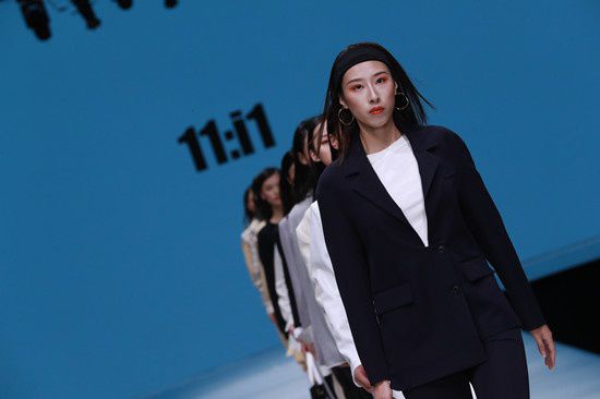 女装新品大衣发布原创k1体育平台展现女性独特风采这就是时尚吗？(图4)