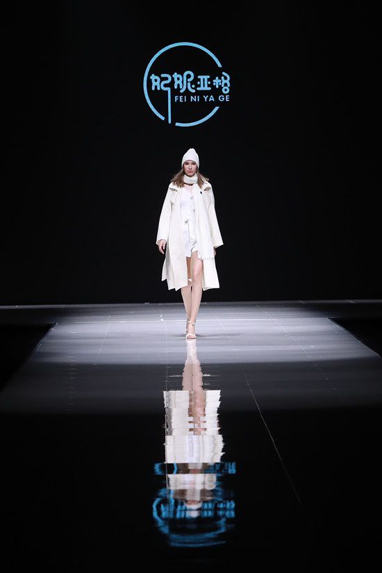 女装新品大衣发布原创k1体育平台展现女性独特风采这就是时尚吗？(图6)
