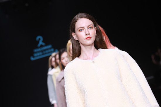 女装新品大衣发布原创k1体育平台展现女性独特风采这就是时尚吗？(图9)